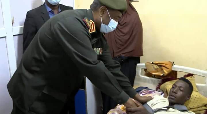السودان | البرهان يتفقد مصابي الشرطة في أحداث قسم الفتح