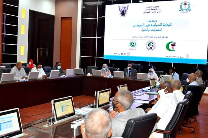 وزير الصحة يستلم توصيات ورشة الوفرة الدوائية التحديات والحلول ويتعهد باجازتها من مجلس الوزراء ..