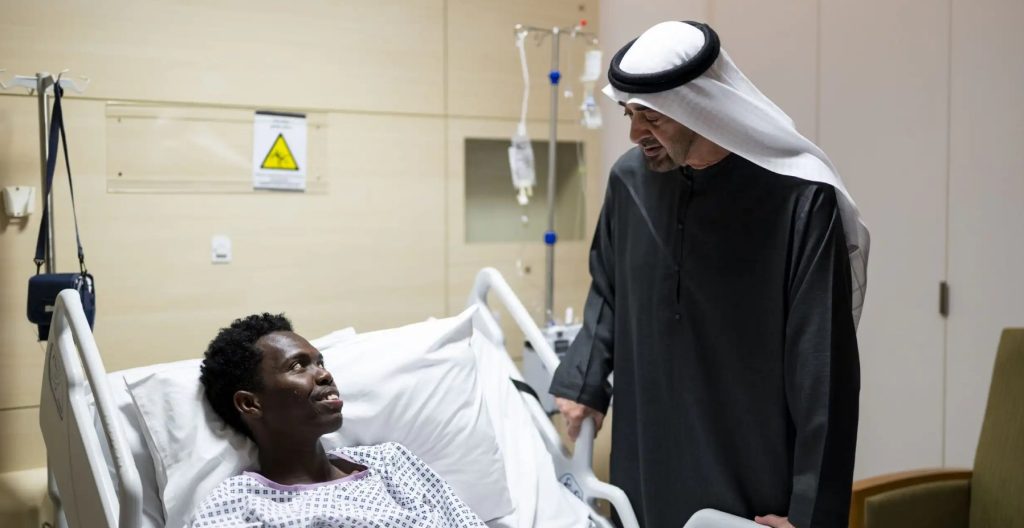 رئيس الإمارات يزور مصابين في المستشفى بينهم سوداني أصيب خلال الهجوم الإيراني